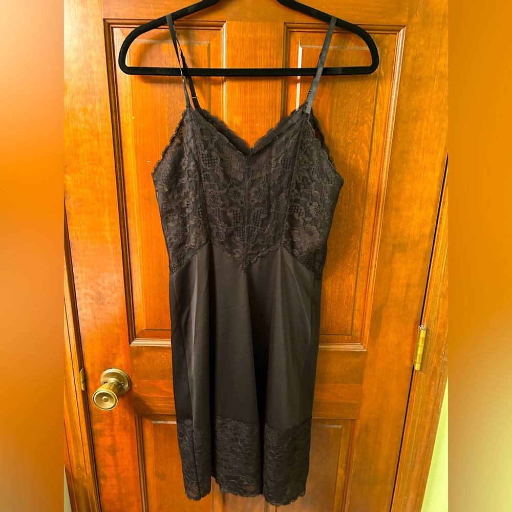 VANITY FAIR VTG Beautiful Black nylon Full slip. Size 34.